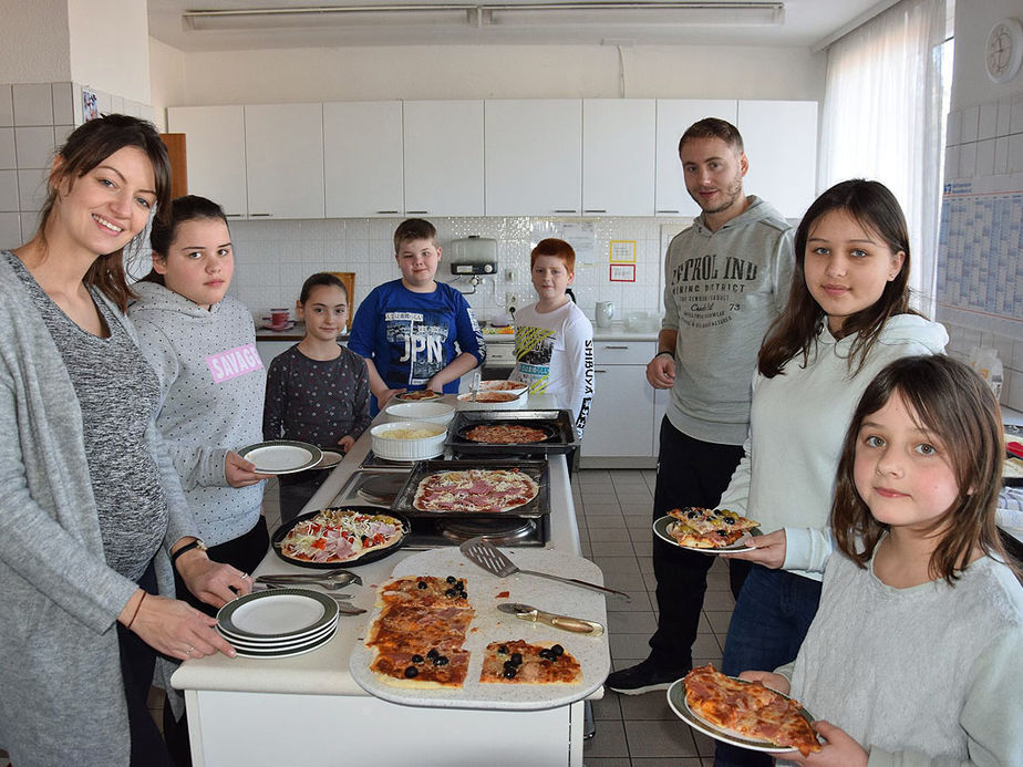 Gemeinde dankt den Sternsingern mit einem Pizzabacken 